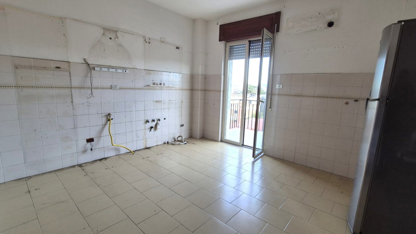 Trilocale da ristrutturare a Giugliano in Campania