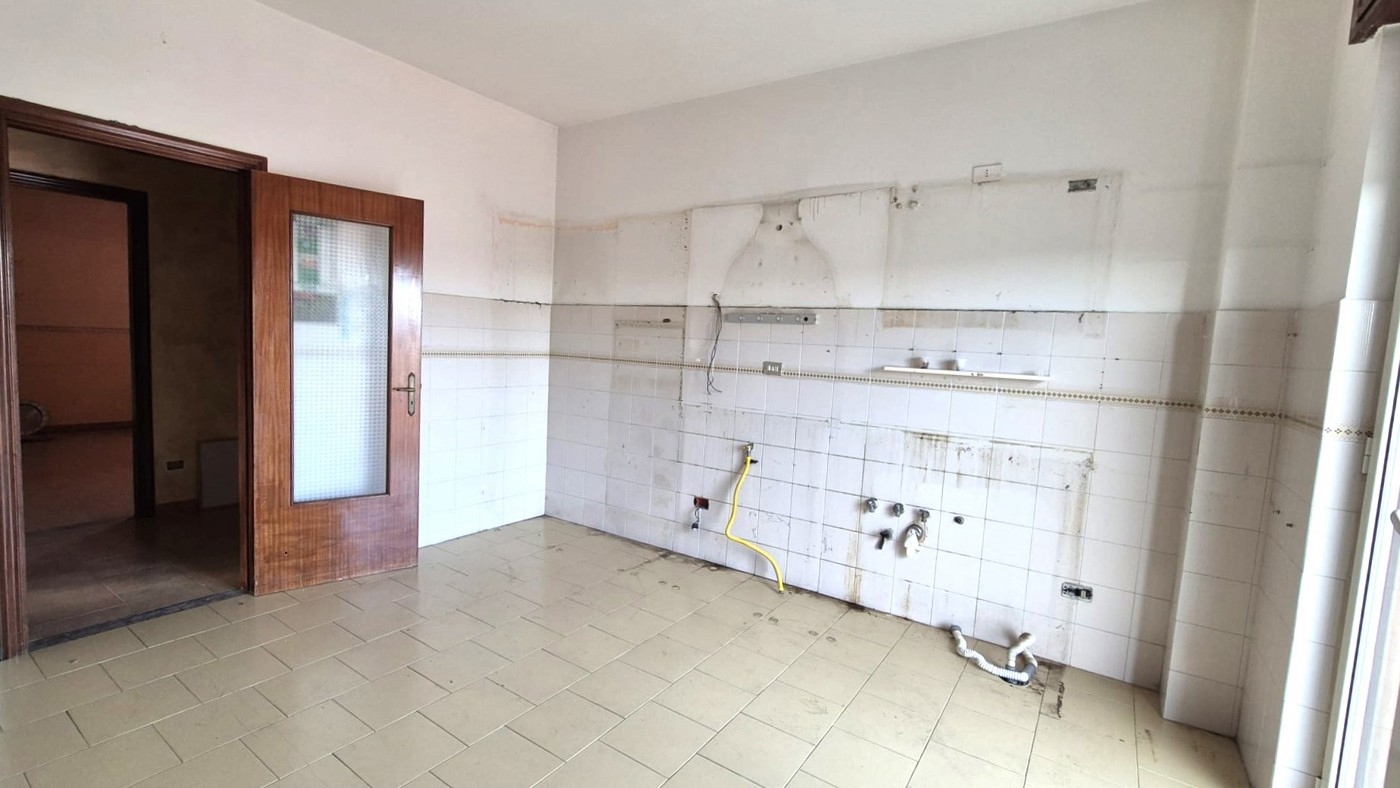 Trilocale da ristrutturare a Giugliano in Campania