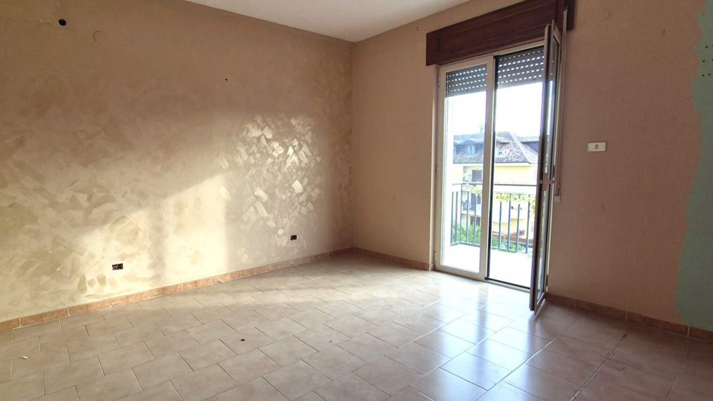 Trilocale da ristrutturare a Giugliano in Campania