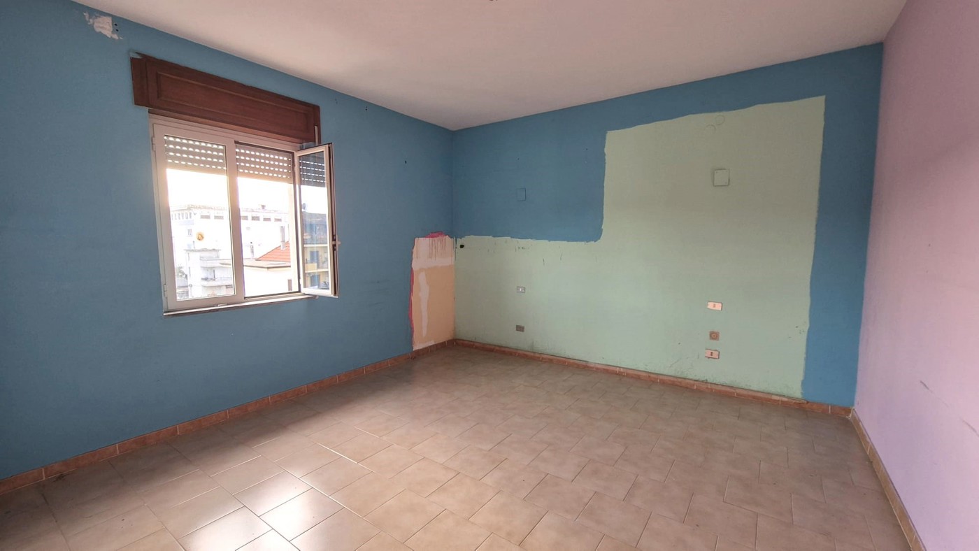 Trilocale da ristrutturare a Giugliano in Campania
