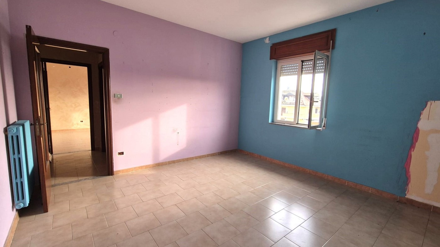 Trilocale da ristrutturare a Giugliano in Campania