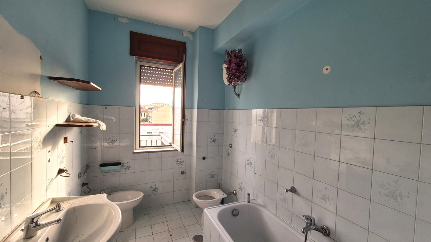 Trilocale da ristrutturare a Giugliano in Campania