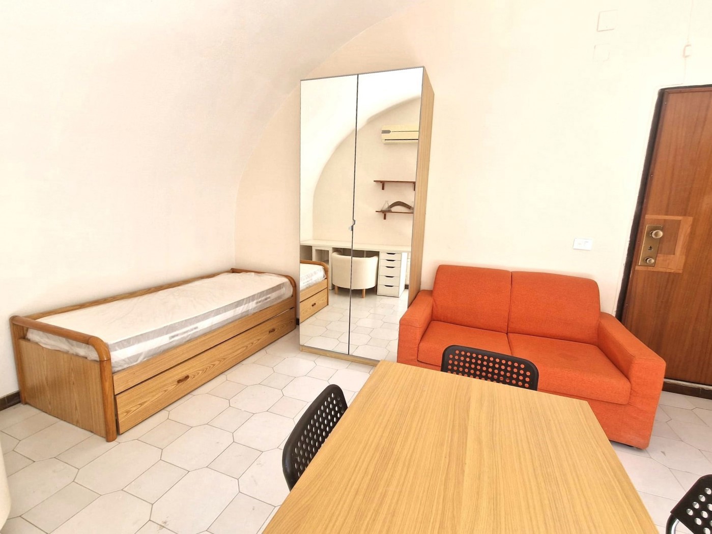 Monolocale arredato in affitto a Napoli