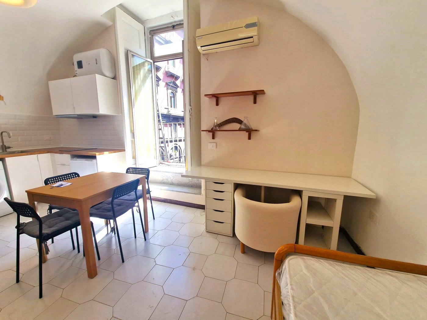 Monolocale arredato in affitto a Napoli