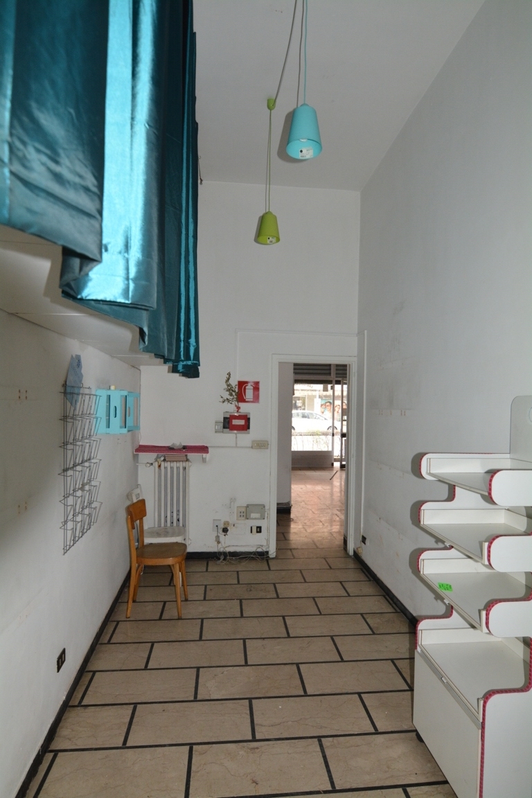 Locale commerciale in affitto a Torino, Nizza Millefonti