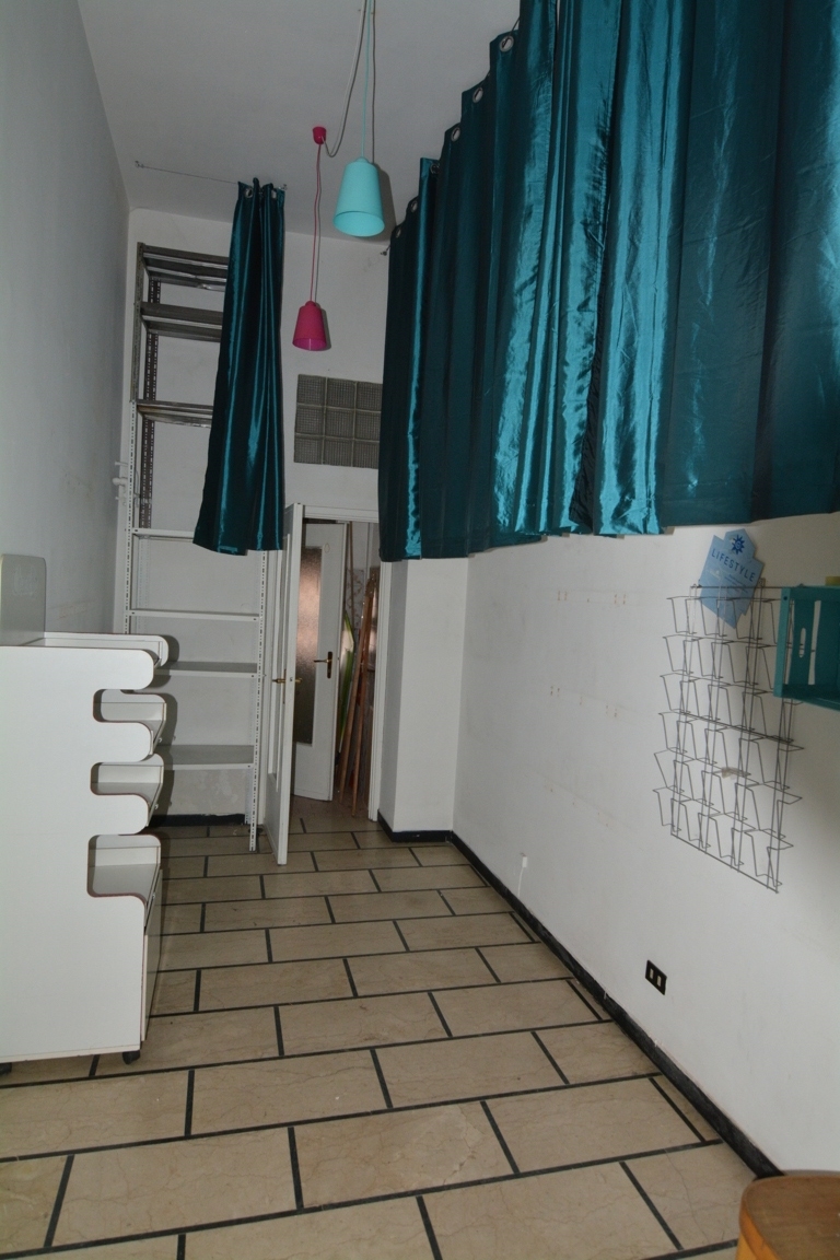 Locale commerciale in affitto a Torino, Nizza Millefonti