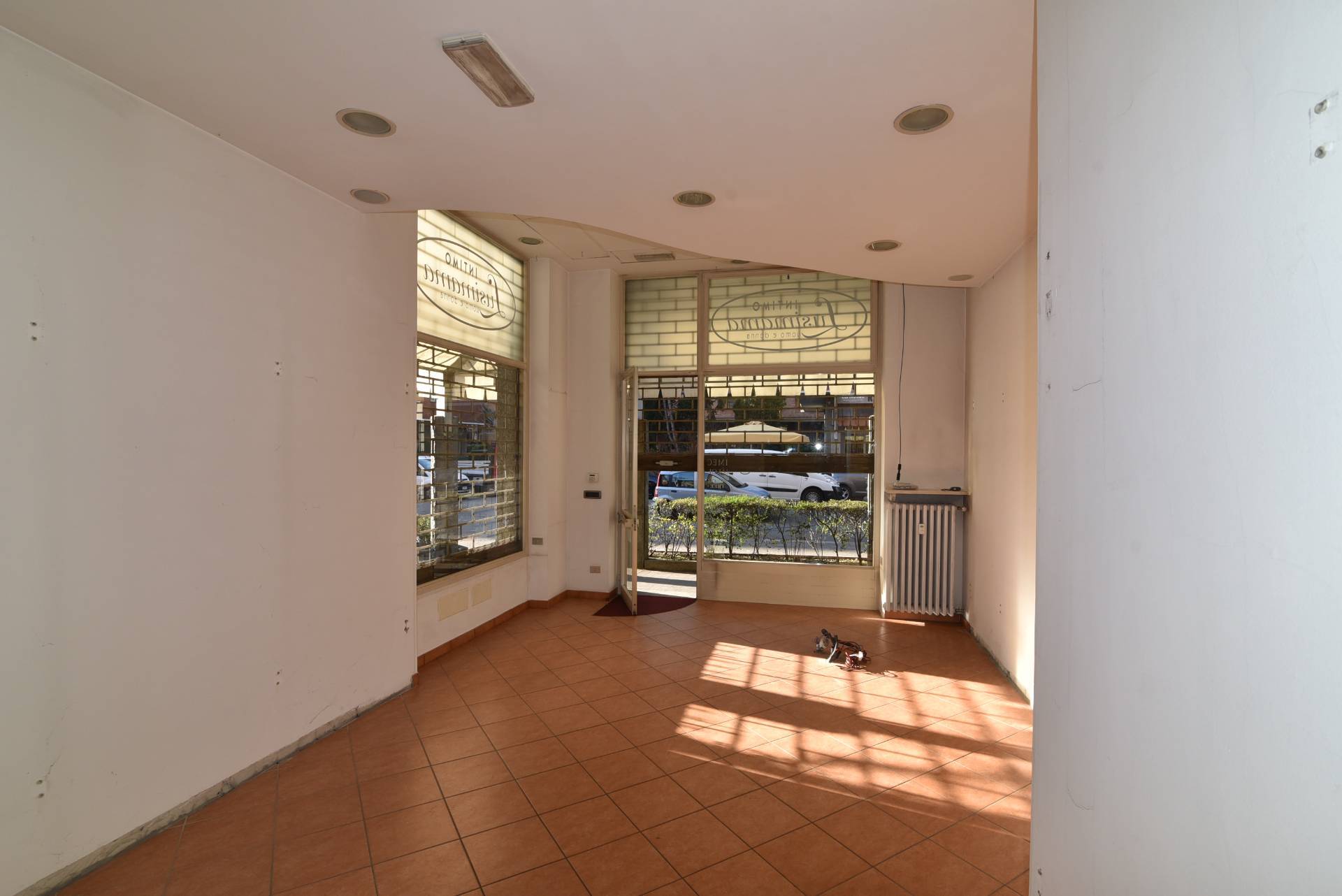 Locale commerciale in affitto a Torino, Nizza Millefonti