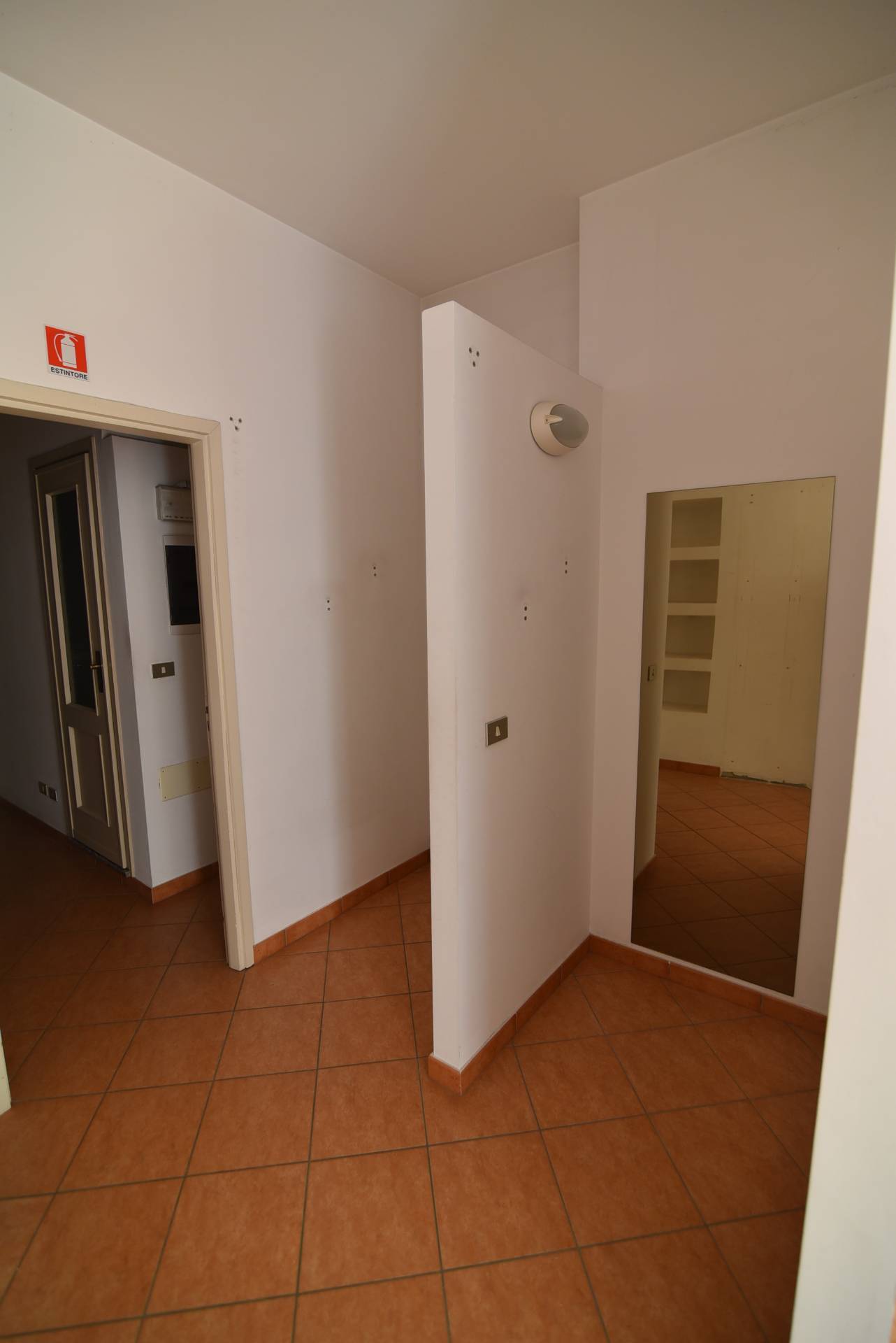 Locale commerciale in affitto a Torino, Nizza Millefonti