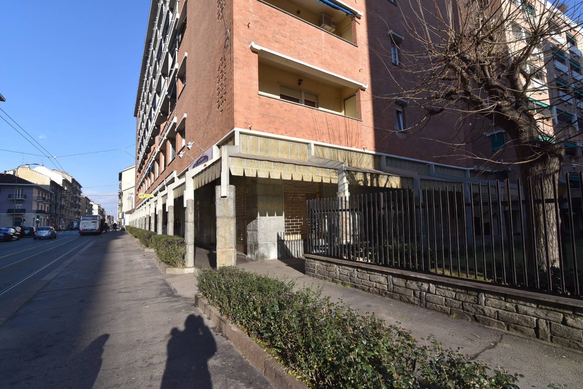 Locale commerciale in affitto a Torino, Nizza Millefonti