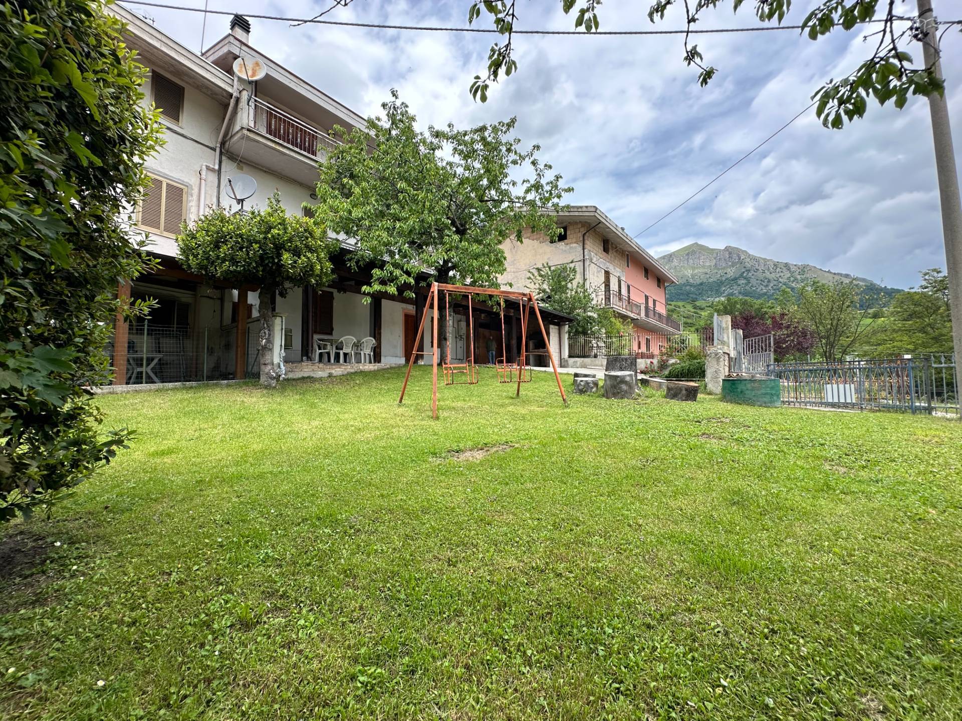 Casa indipendente con terrazzo, Valle Castellana macchia da sole