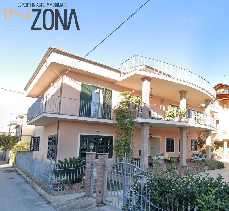 Casa indipendente con terrazzo, Giulianova centro