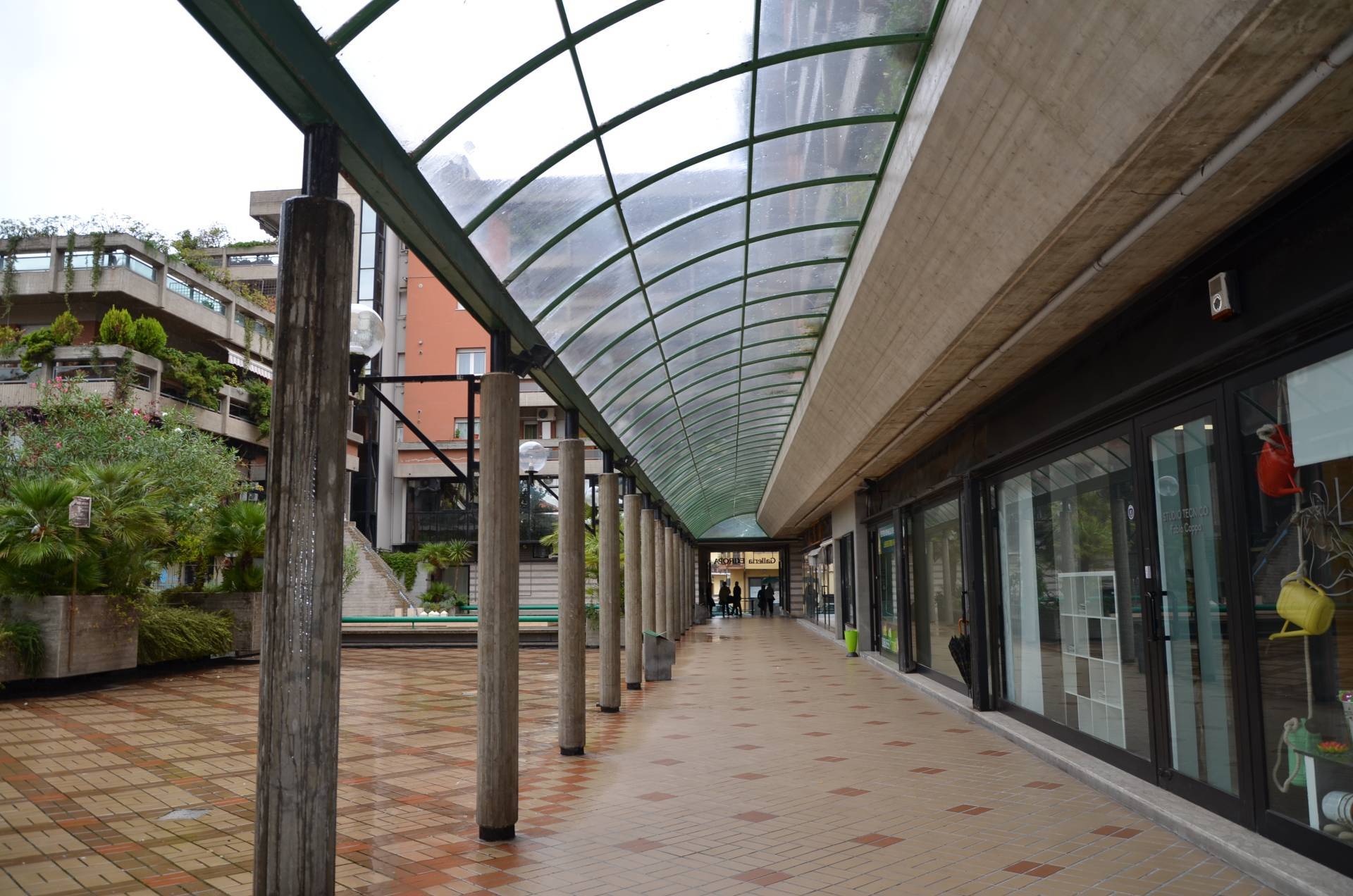 Locale commerciale in vendita a Montesilvano, centro