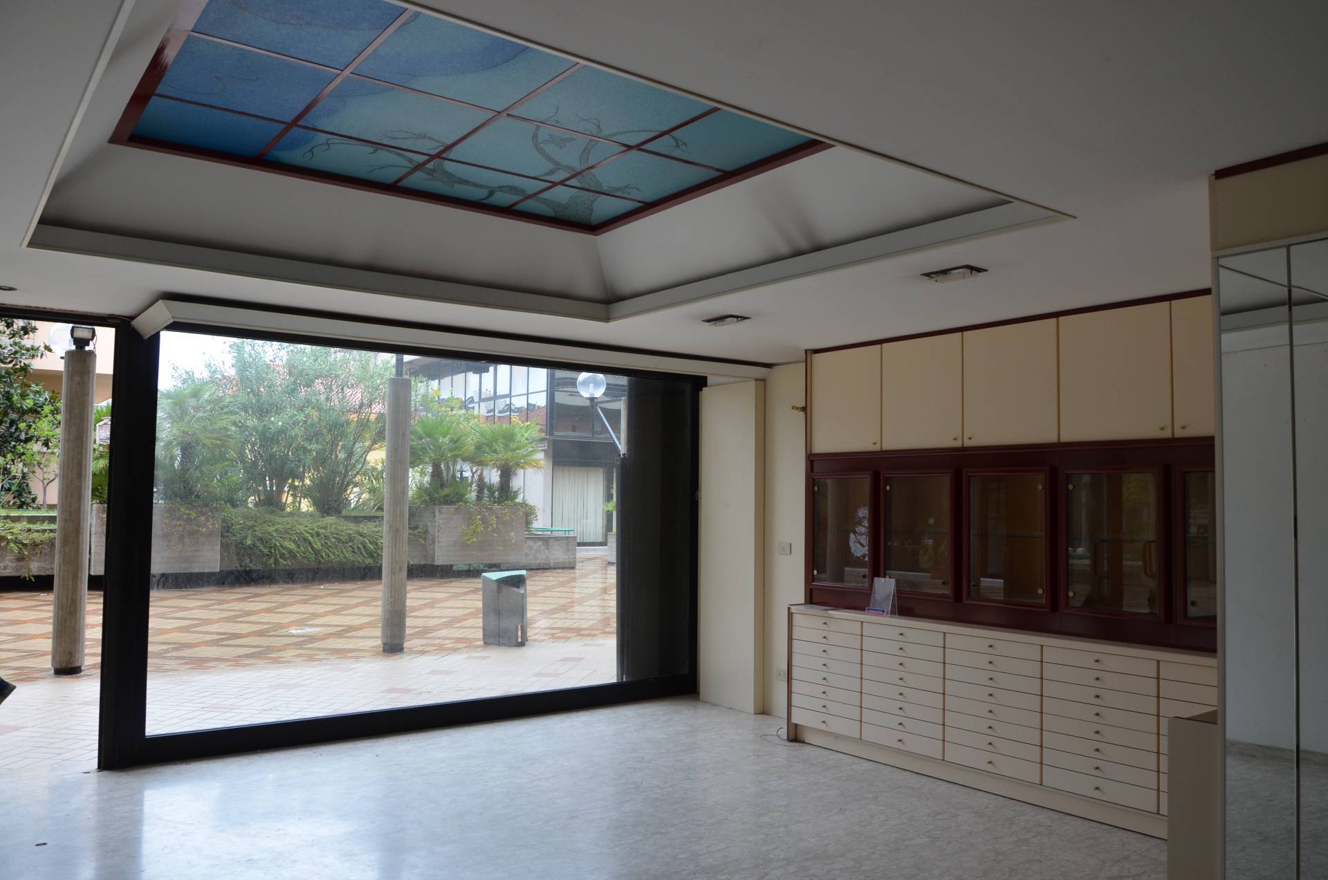 Locale commerciale in vendita a Montesilvano, centro