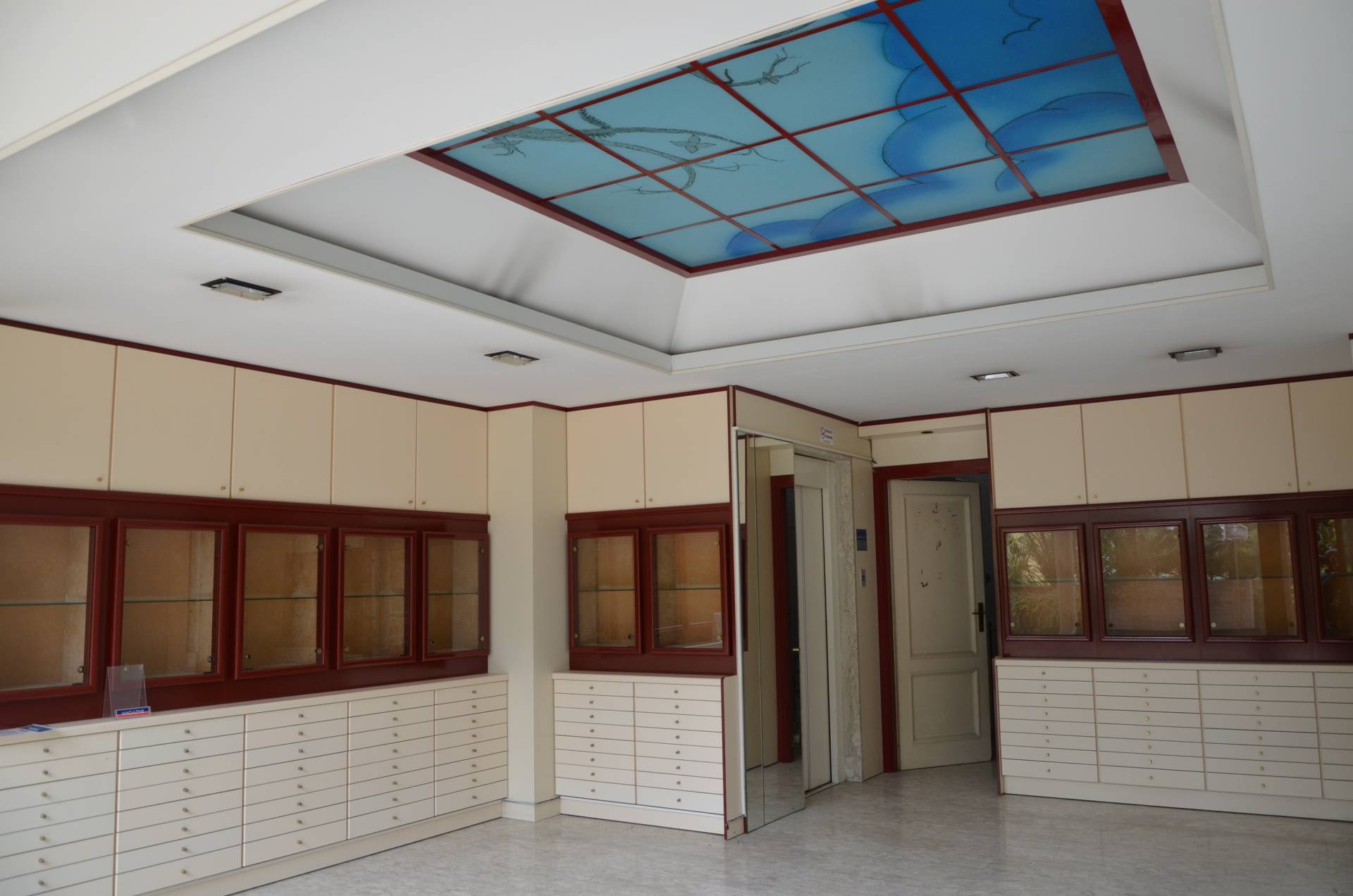 Locale commerciale in vendita a Montesilvano, centro