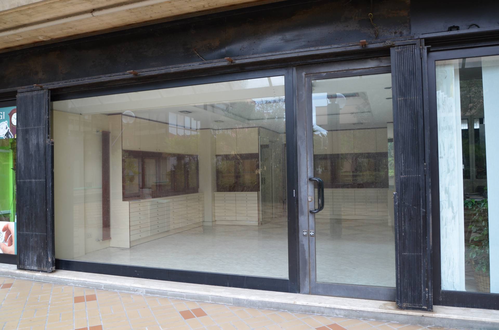 Locale commerciale in vendita a Montesilvano, centro