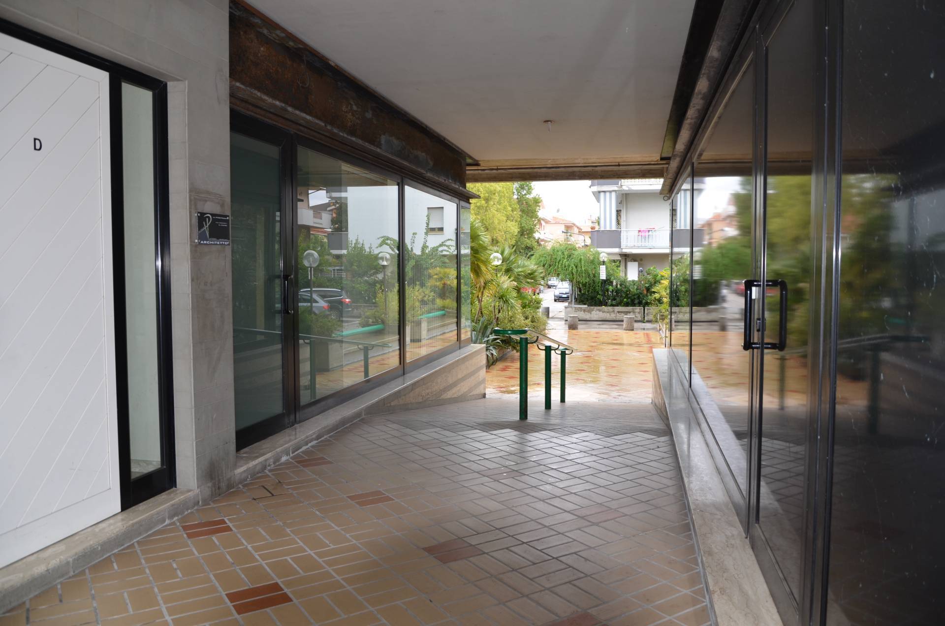 Locale commerciale in vendita a Montesilvano, centro