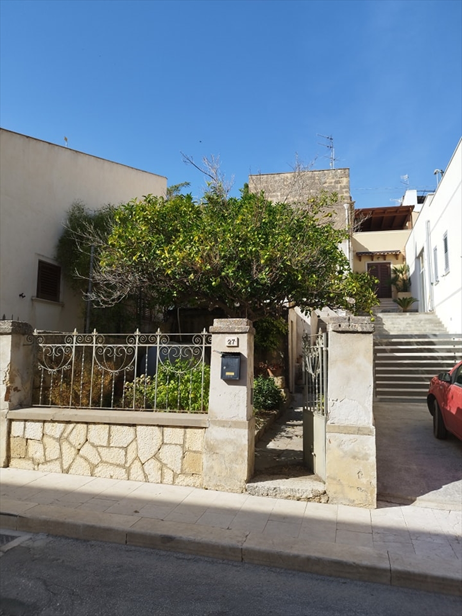 Casa indipendente con giardino, Custonaci centro storico