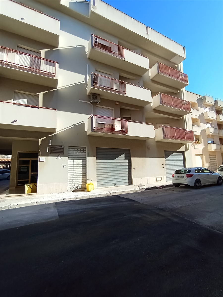 Locale commerciale con box in via san francesco d'assisi, Paceco