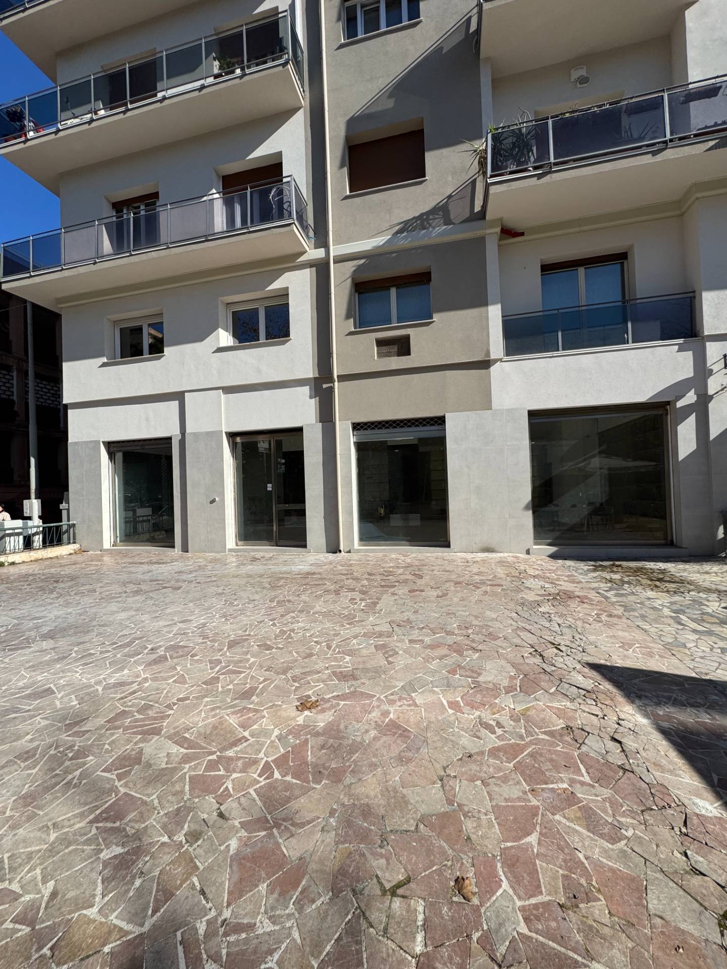 Locale commerciale in affitto a Palermo, Libert