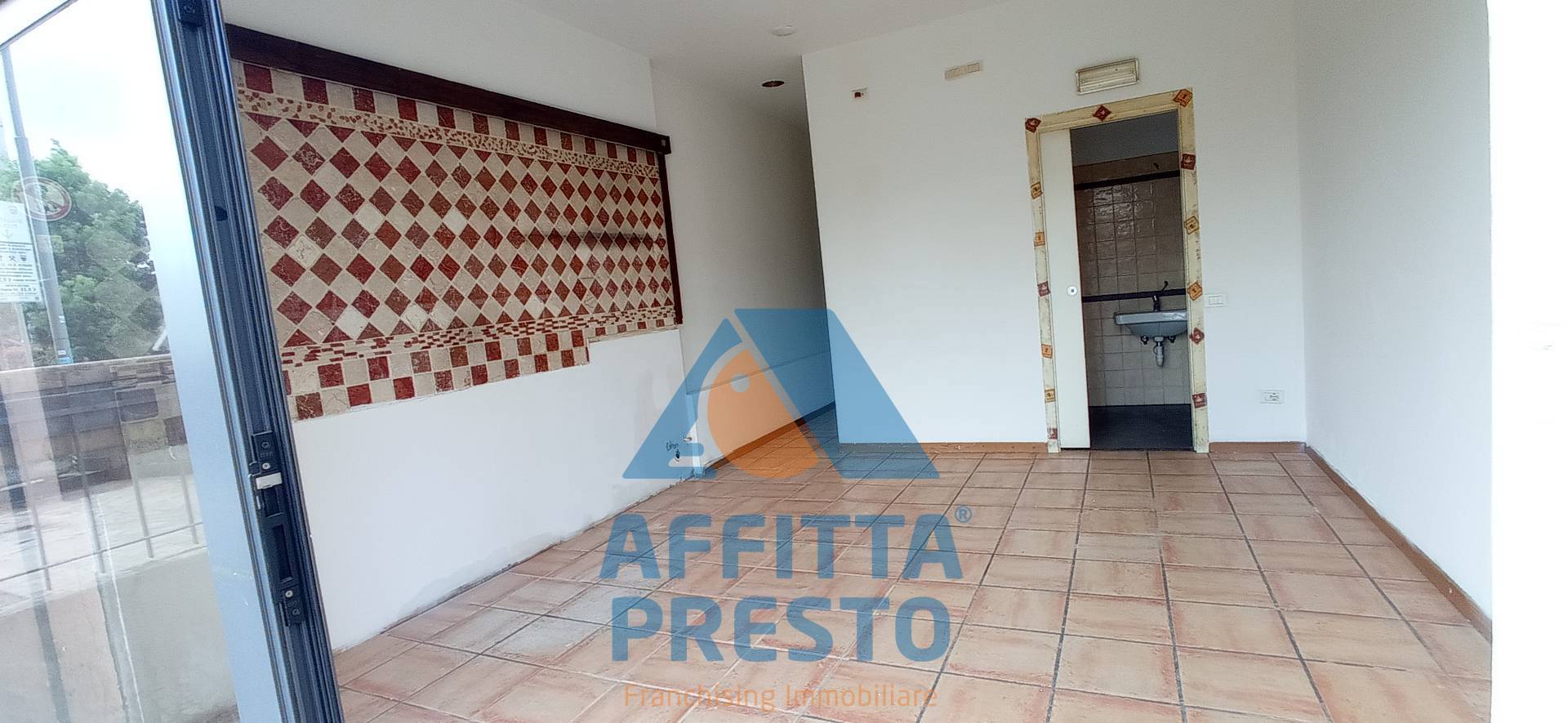 Fondo Commerciale in affitto a Empoli, Marcignana