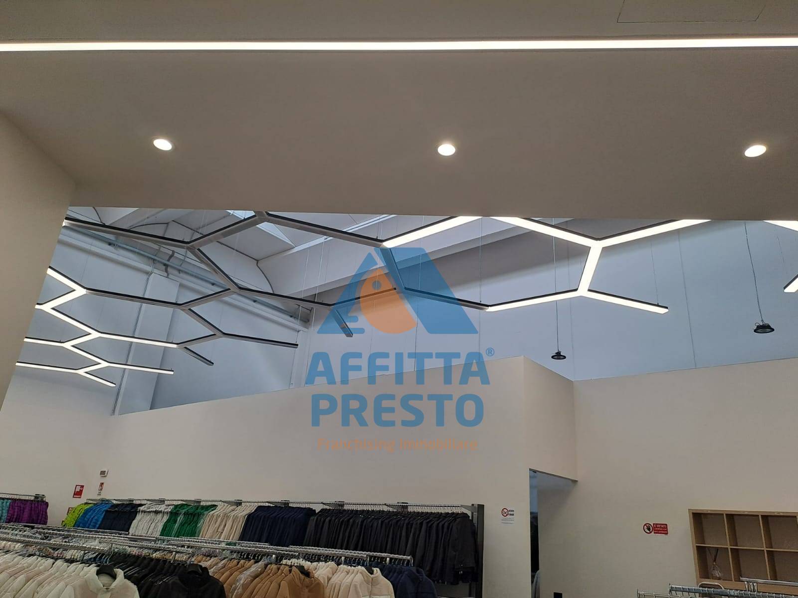 Fondo Commerciale in affitto a Prato, Macrolotto