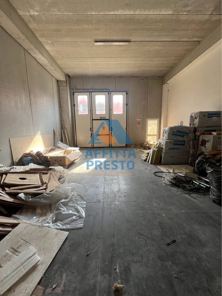 Capannone in affitto a Cascina