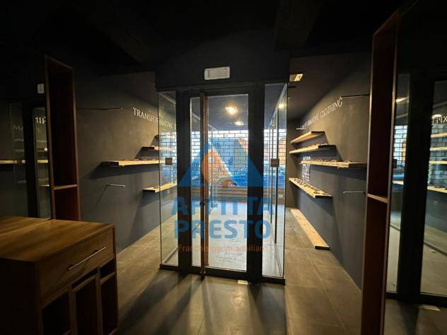 Fondo Commerciale in vendita a Empoli, Centro