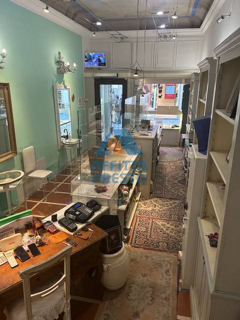 Fondo Commerciale in vendita a Empoli, Ztl-Centro