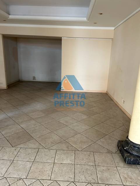 Fondo Commerciale in vendita a Empoli, Centro