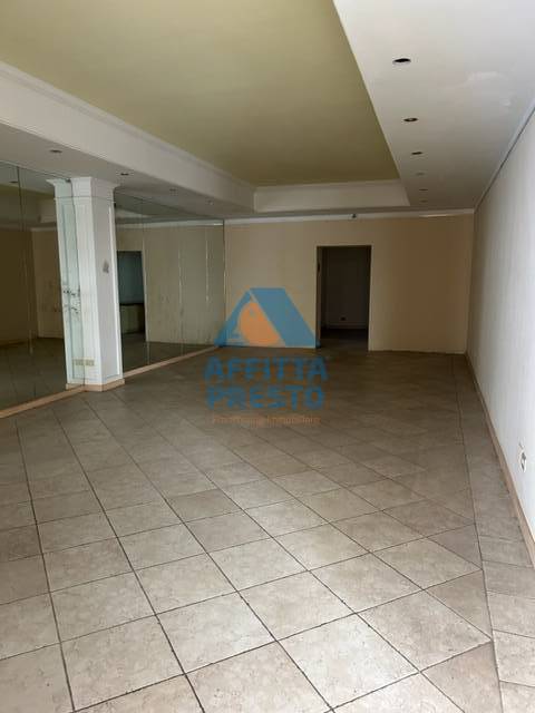 Fondo Commerciale in vendita a Empoli, Centro