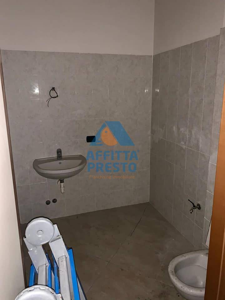 Fondo Commerciale in affitto a Signa