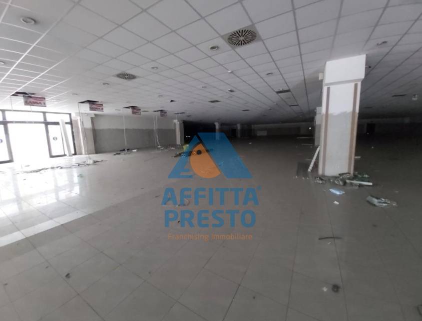 Fondo Commerciale in vendita a Cascina