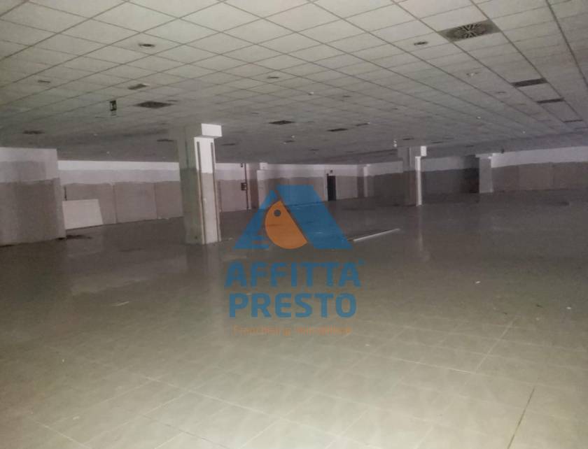 Fondo Commerciale in vendita a Cascina