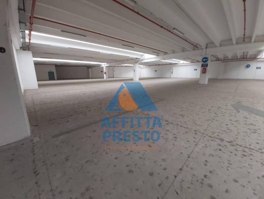 Fondo Commerciale in vendita a Cascina