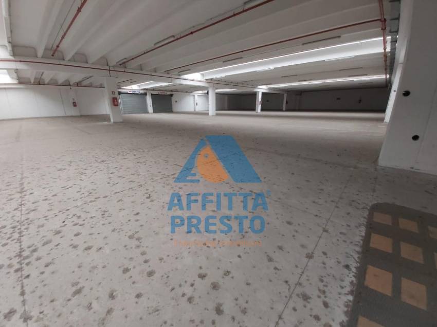 Fondo Commerciale in vendita a Cascina