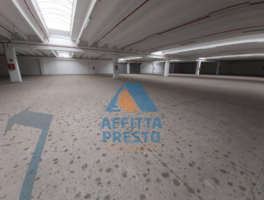 Fondo Commerciale in vendita a Cascina