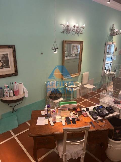 Fondo Commerciale in vendita a Empoli, Ztl-Centro