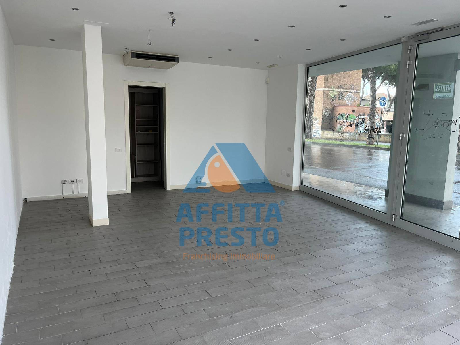 Fondo Commerciale in affitto a Empoli, Stazione