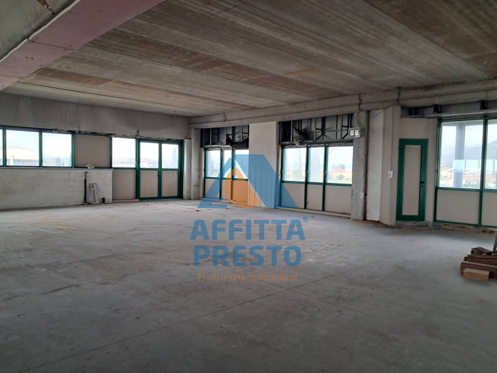 Fondo Commerciale in affitto a Massa e Cozzile