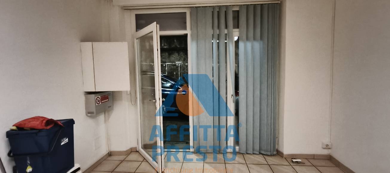 Fondo Commerciale in affitto a Lastra a Signa