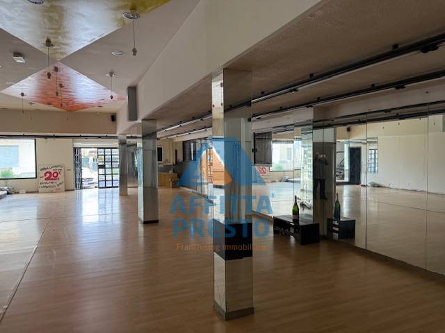 Fondo Commerciale in affitto a Santa Croce sull'Arno