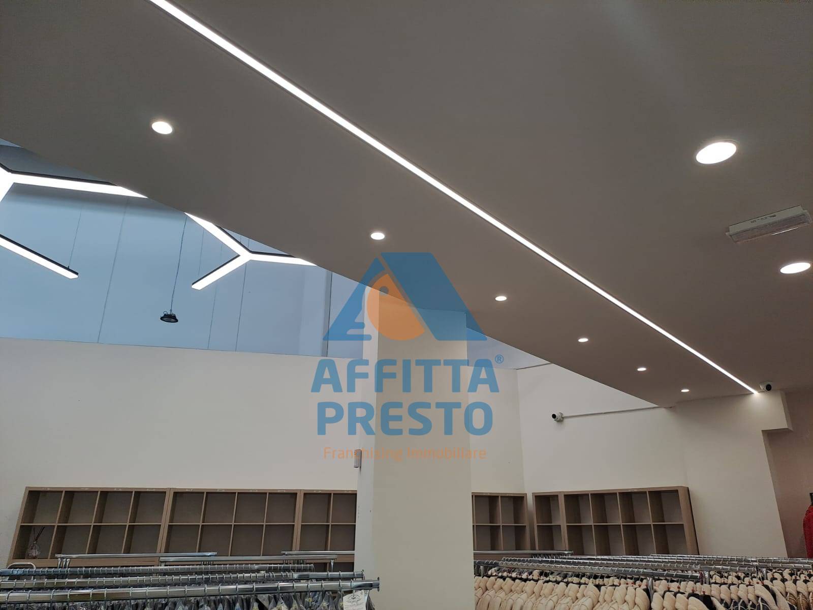 Fondo Commerciale in affitto a Prato, Macrolotto