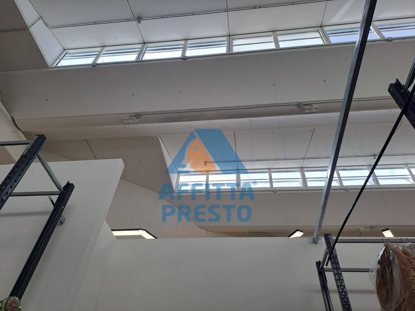 Fondo Commerciale in affitto a Prato, Macrolotto