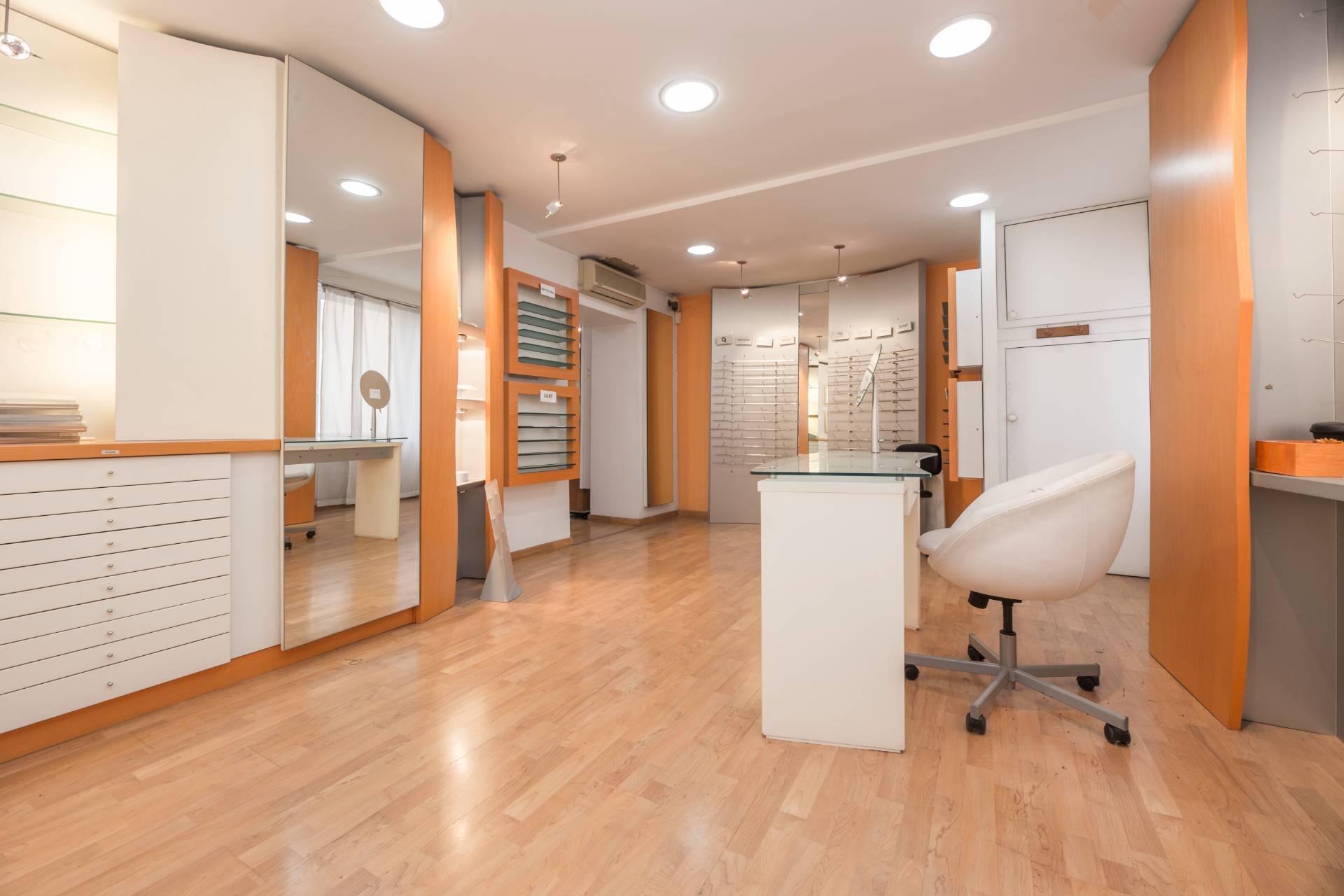 Locale commerciale in vendita a Genova, Sampierdarena