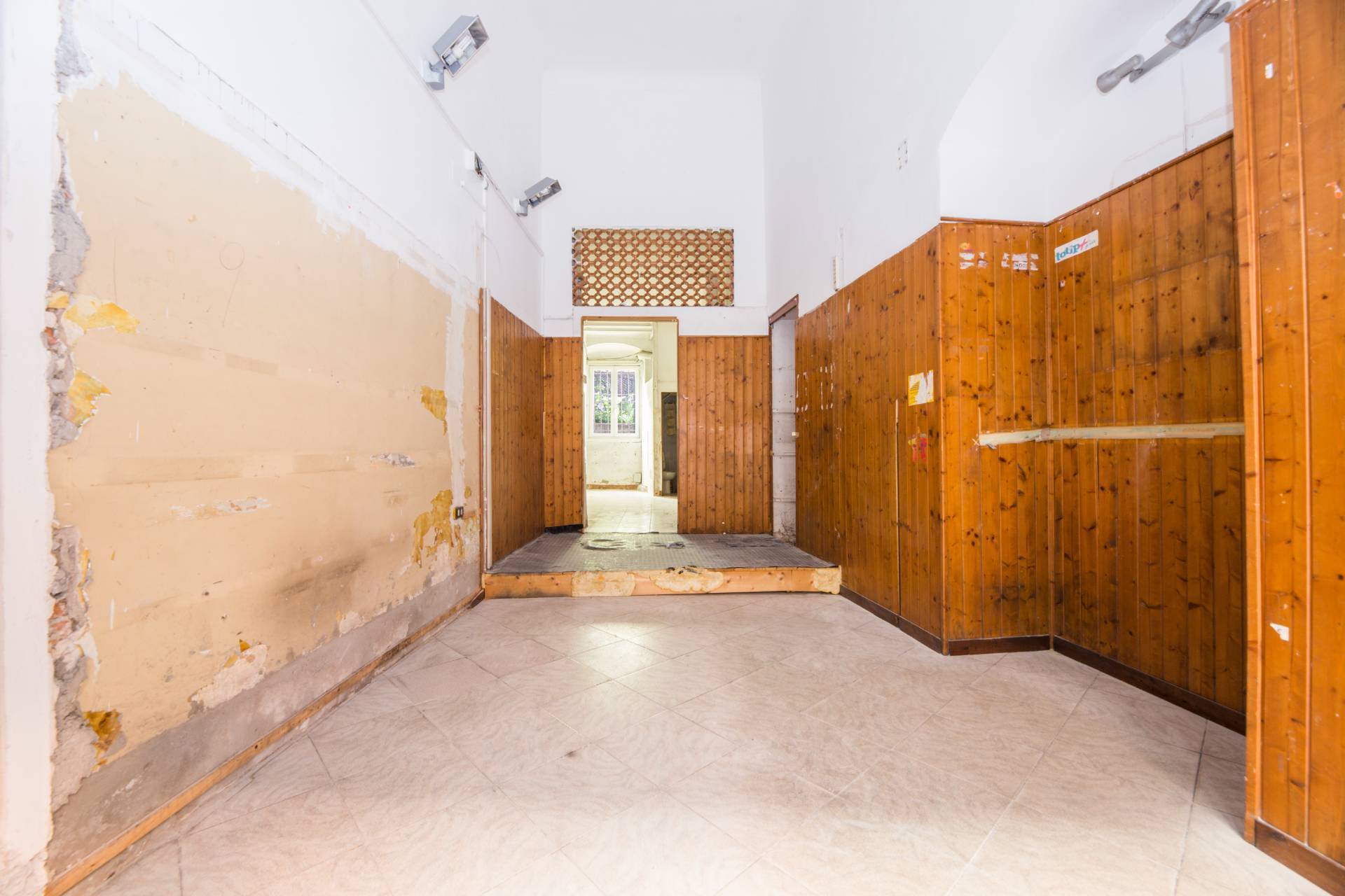 Locale commerciale in affitto a Genova