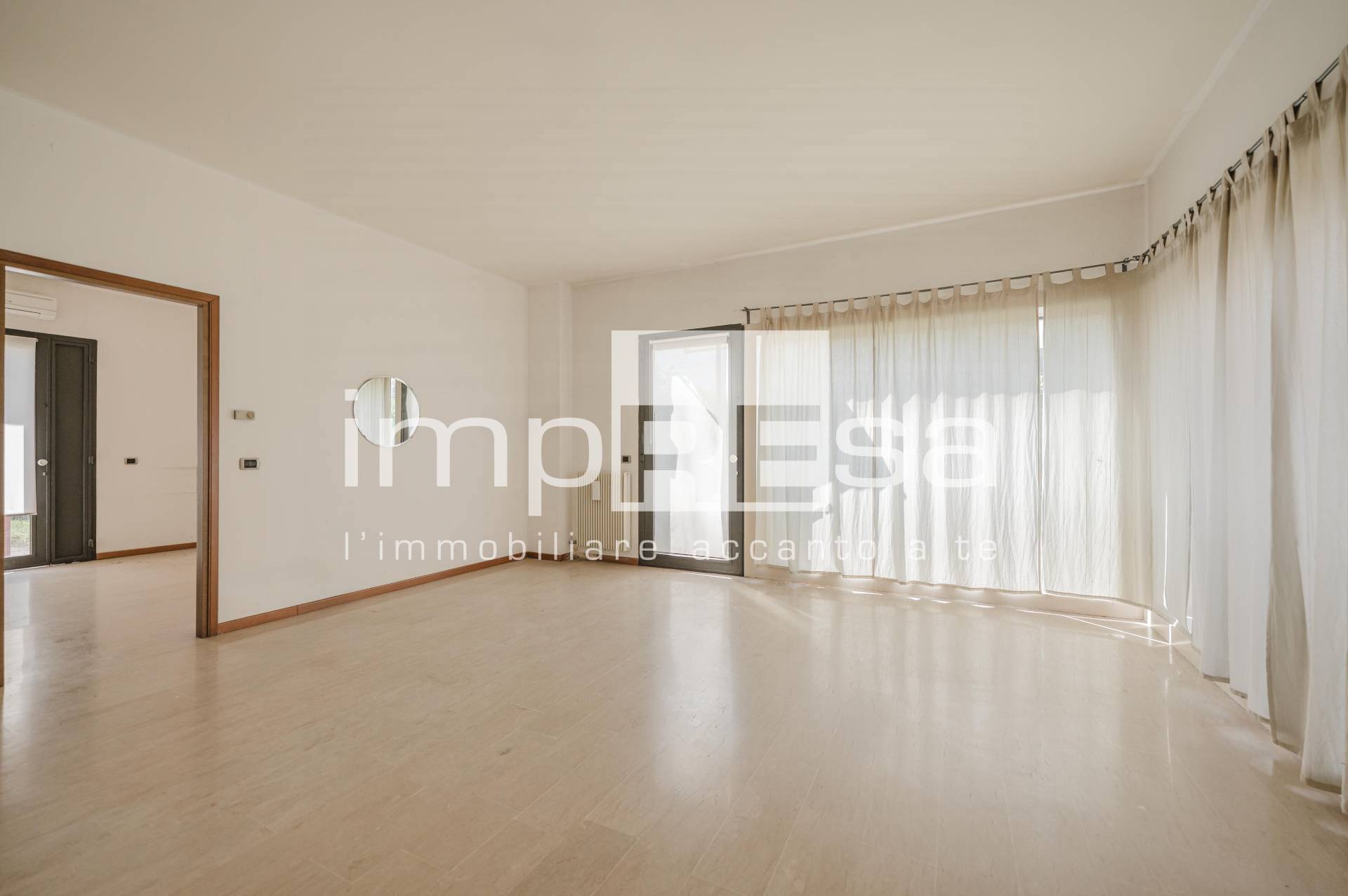 Attivit commerciale in affitto a Paese