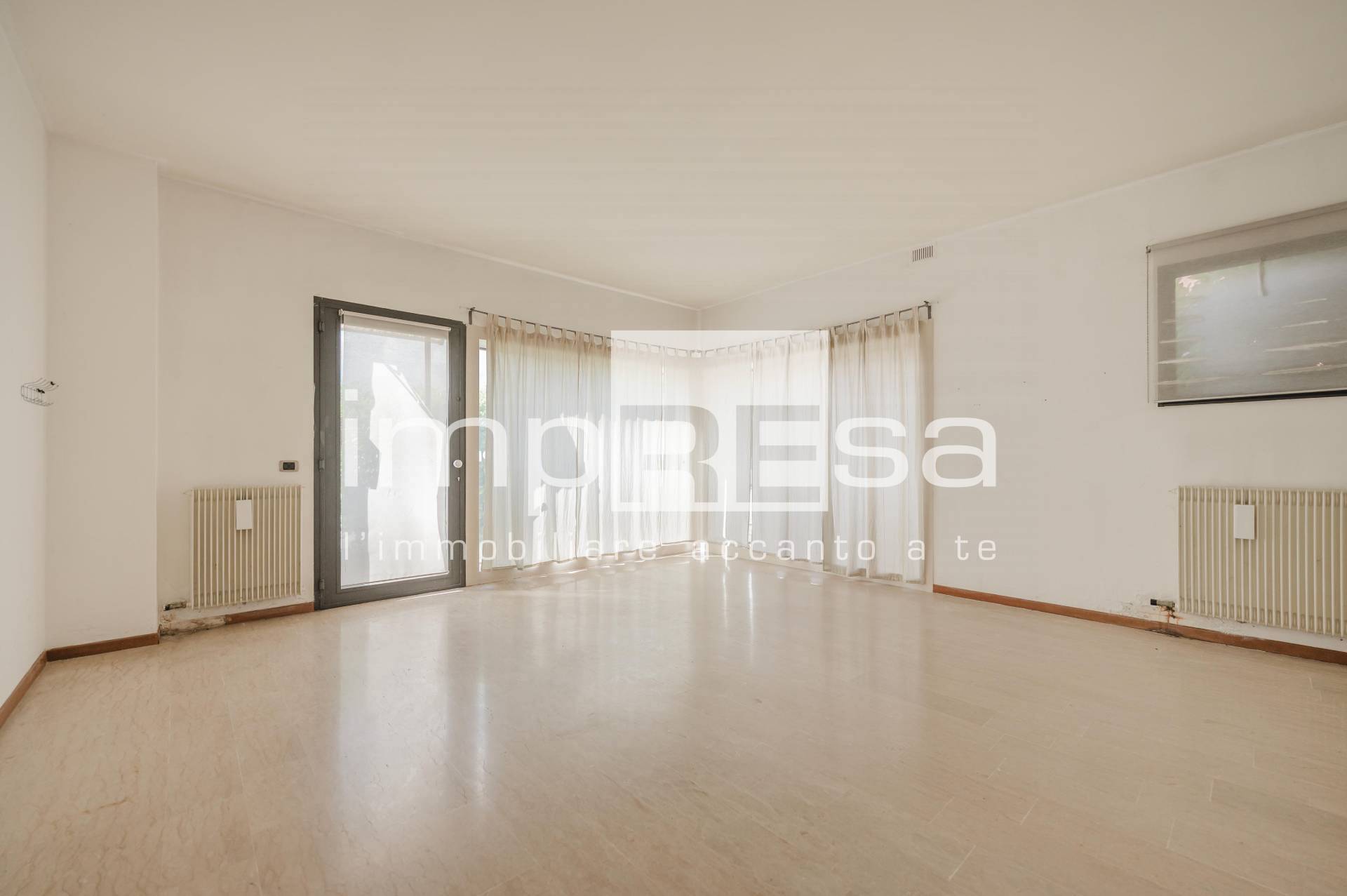 Attivit commerciale in affitto a Paese