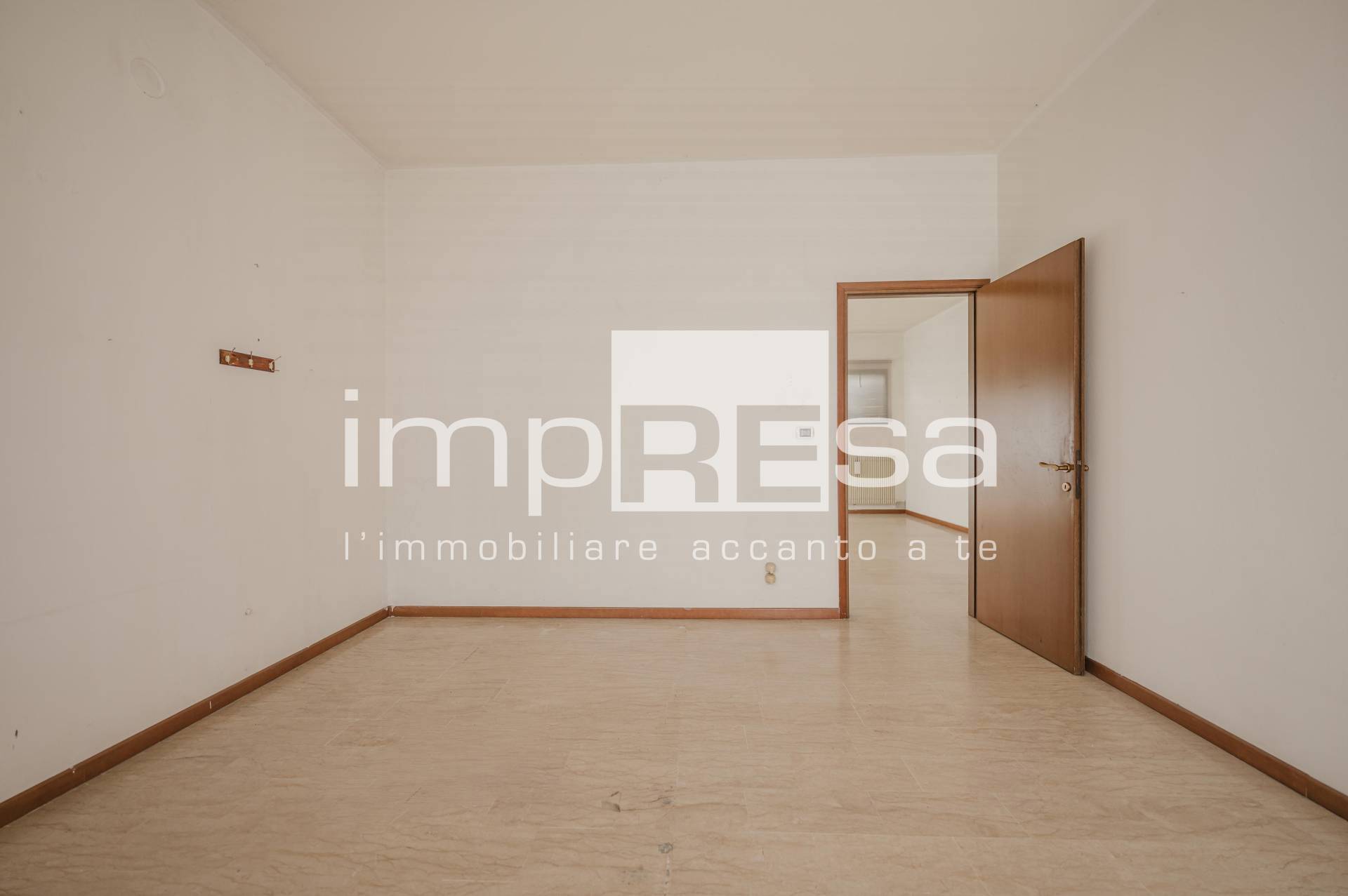 Attivit commerciale in affitto a Paese