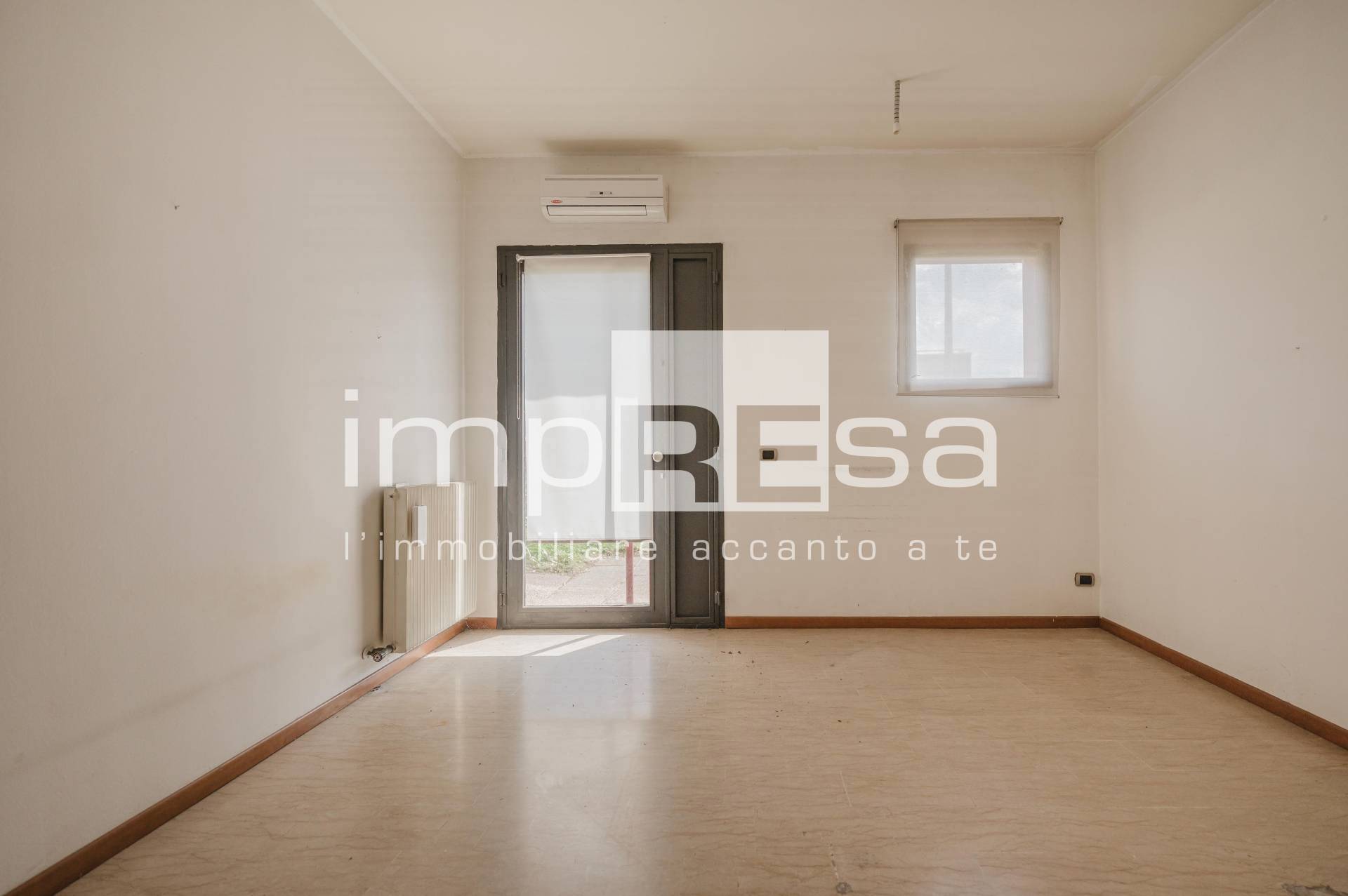 Attivit commerciale in affitto a Paese