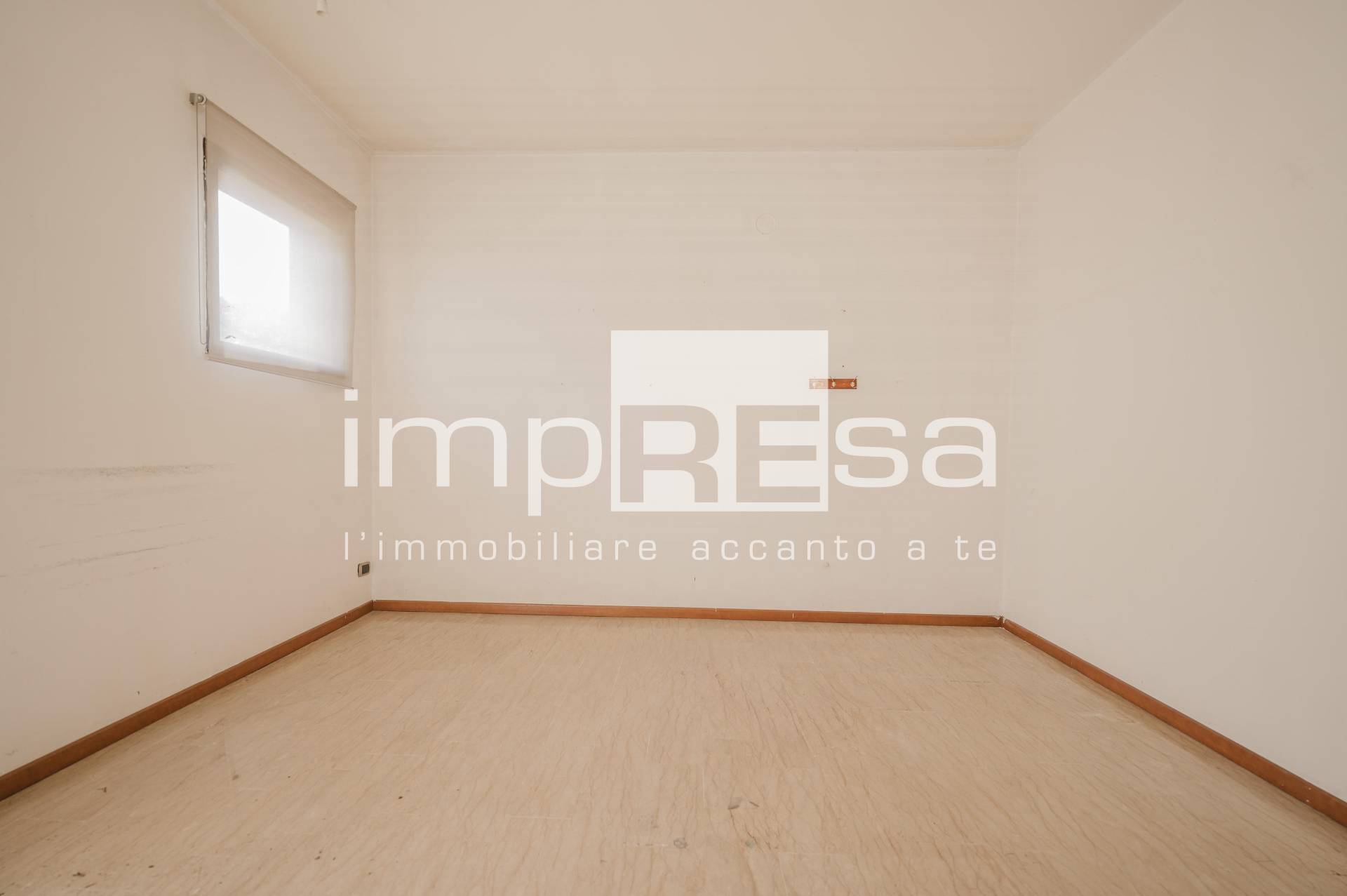 Attivit commerciale in affitto a Paese